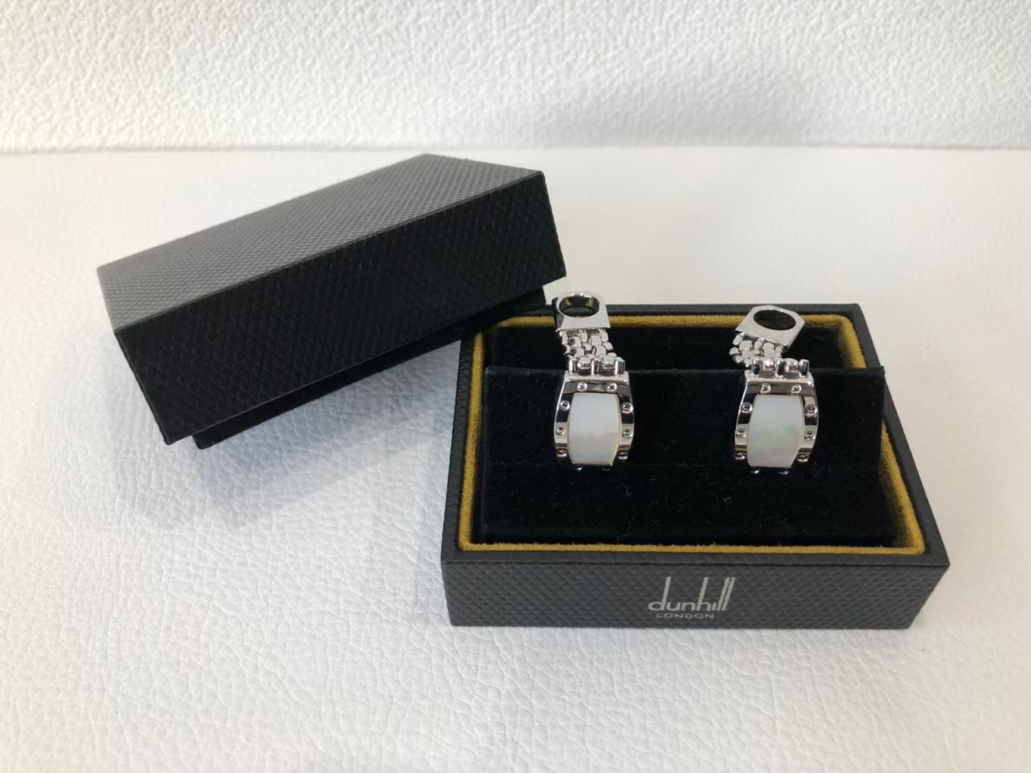 Dunhill　白蝶貝ボタンカフス